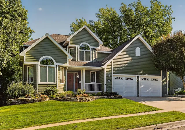 Single family home for sale at 1505 Glendale Hills Dr NE, Rochester, MN 55906 | MLS# 7141210