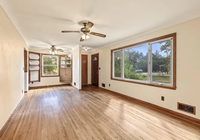 Photo 3 of Sale Pending at 3004 Bellaire Ave, Saint Paul, MN 55109 | MLS# 7141218 | Listing updated on 2026-10-05