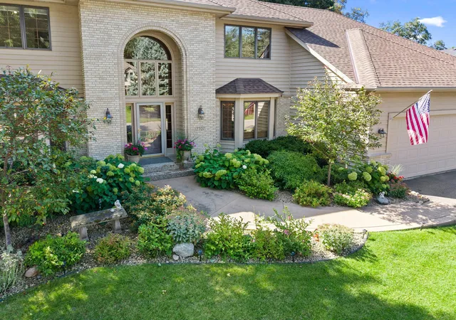 Photo 2 of Single family home for sale at 17707 Kingsbury Cir, Lakeville, MN 55044 | MLS# 7141354 | Listing updated on 2026-10-07