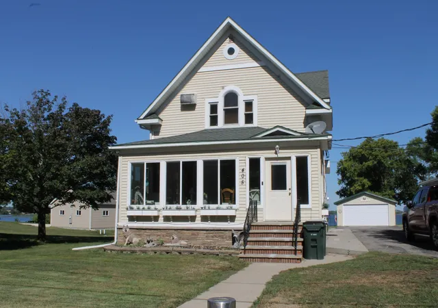 Photo 1 of Single family home for sale at 405 E Lake St, Osakis, MN 56360 | MLS# 7141388 | Listing updated on 2026-09-21