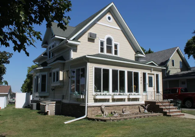 Photo 2 of Single family home for sale at 405 E Lake St, Osakis, MN 56360 | MLS# 7141388 | Listing updated on 2026-09-21