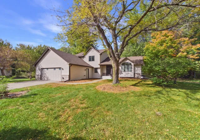 Photo 1 of Single family home for sale at 1952 Park Ridge Ct, Chaska, MN 55318 | MLS# 7141395 | Listing updated on 2026-10-08