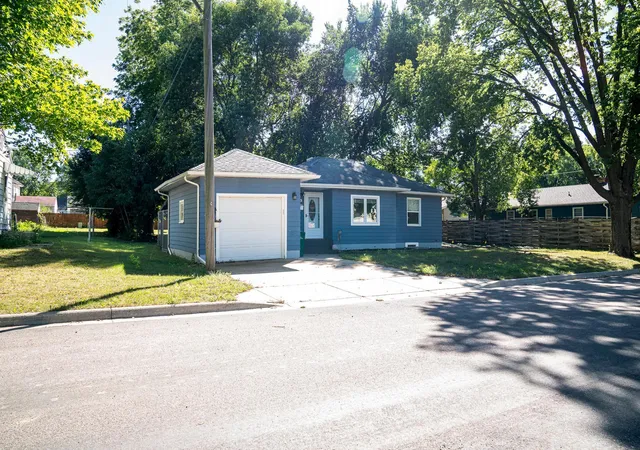 Photo 1 of Single family home for sale at 124 E Emory St, Tracy, MN 56175 | MLS# 7141549 | Listing updated on 2026-10-13