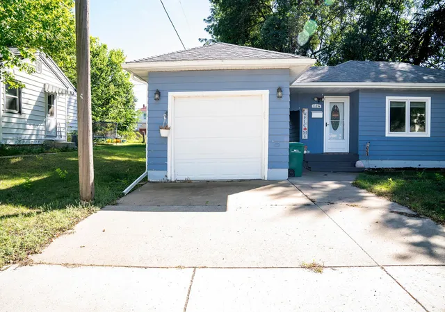 Photo 3 of Single family home for sale at 124 E Emory St, Tracy, MN 56175 | MLS# 7141549 | Listing updated on 2026-10-13
