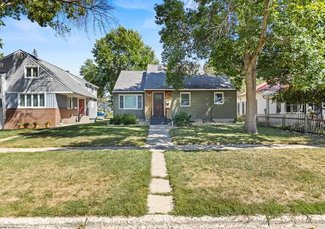 Photo 3 of Single family home for sale at 404 Walnut St, Marshall, MN 56258 | MLS# 7141565 | Listing updated on 2026-09-21
