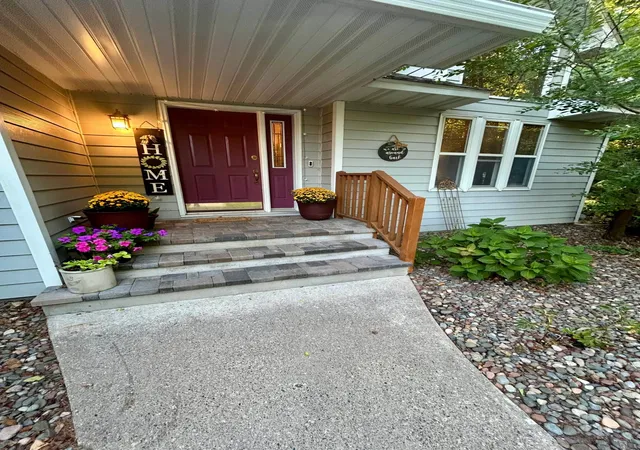 Photo 3 of Single family home for sale at 325 Willow St, Mora, MN 55051 | MLS# 7141622 | Listing updated on 2026-09-30