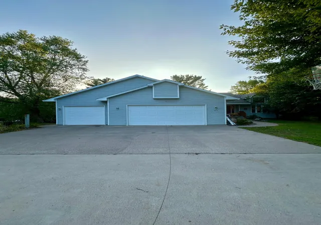 Photo 3 of Single family home for sale at 325 Willow St, Mora, MN 55051 | MLS# 7141622 | Listing updated on 2026-09-30