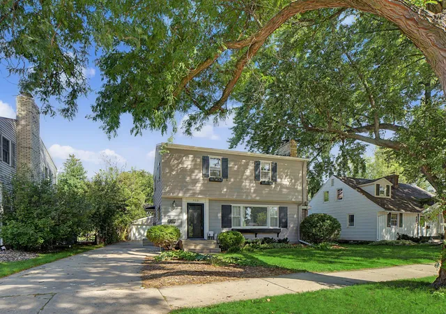 Photo 1 of Single family home for sale at 823 Memorial Pkwy Sw, Rochester, MN 55902 | MLS# 7141697 | Listing updated on 2026-09-12