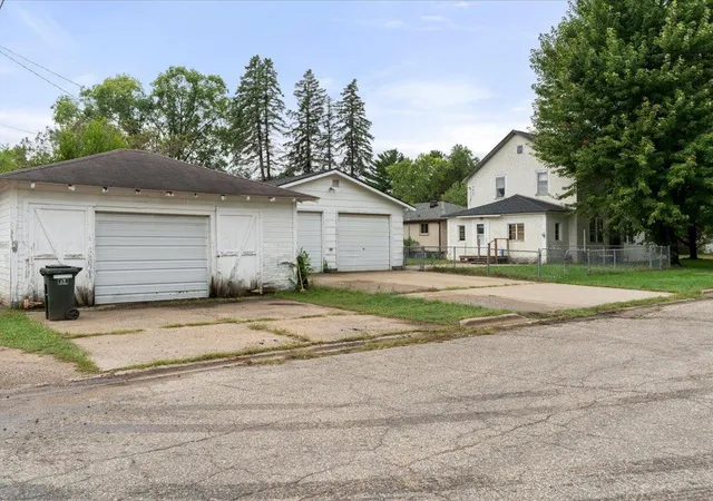 Photo 3 of Single family home for sale at 824 10th Avenue Ne, Brainerd, MN 56401 | MLS# 7141716 | Listing updated on 2026-09-12