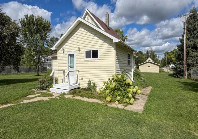 Photo 3 of Single family home for sale at 356 Oak St, Gonvick, MN 56644 | MLS# 7141895 | Listing updated on 2026-09-29