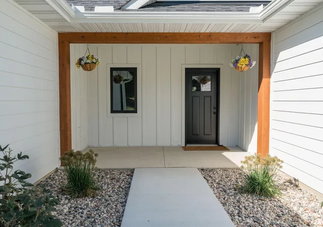 Photo 2 of Single family home for sale at 1720 High Tail Ln, Mankato, MN 56001 | MLS# 7142030 | Listing updated on 2026-09-22