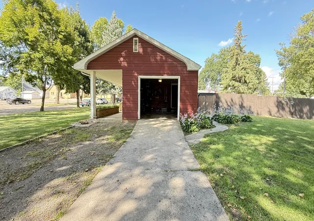 Photo 4 of Single family home for sale at 604 N 7th Street, Montevideo, MN 56265 | MLS# 7142059 | Listing updated on 2026-09-15