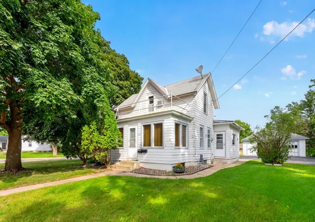 Photo 1 of Single family home for sale at 250 W Holly St, Owatonna, MN 55060 | MLS# 7142166 | Listing updated on 2026-09-12