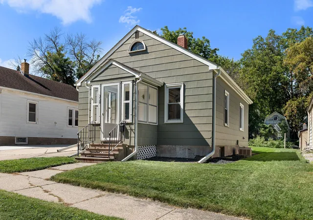 Photo 2 of Single family home for sale at 338 Highland Ave, Owatonna, MN 55060 | MLS# 7142208 | Listing updated on 2026-09-15