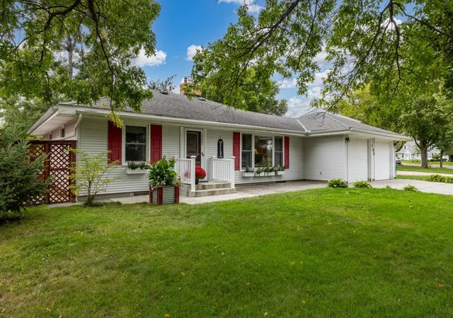 Photo 2 of Single family home for sale at 137 N Morningside Dr, Le Sueur, MN 56058 | MLS# 7142262 | Listing updated on 2026-10-23