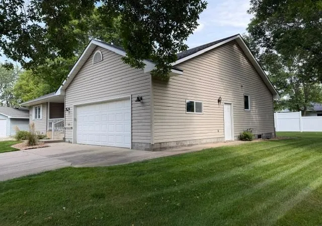 Photo 4 of Single family home for sale at 714 E Crescent Ln, Litchfield, MN 55355 | MLS# 7142283 | Listing updated on 2026-09-15