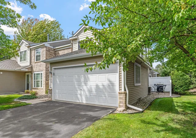 Photo 3 of Sale Pending at 2836 Coach Ct, Chanhassen, MN 55317 | MLS# 7142330 | Listing updated on 2026-09-29