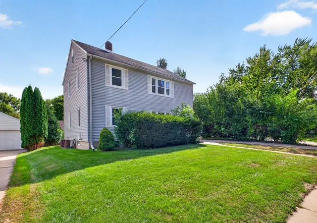 Photo 3 of Multi family home for sale at 812 11th Street Sw, Rochester, MN 55902 | MLS# 7142363 | Listing updated on 2026-09-29
