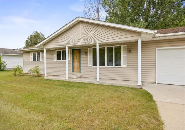 Photo 2 of Single family home for sale at 318 Stoney Point Rd Sw, Hutchinson, MN 55350 | MLS# 7142381 | Listing updated on 2026-09-24