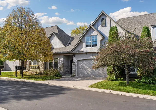 Photo 2 of Single family home for sale at 189 Stonebridge Ct, Saint Paul, MN 55118 | MLS# 7142382 | Listing updated on 2026-10-22