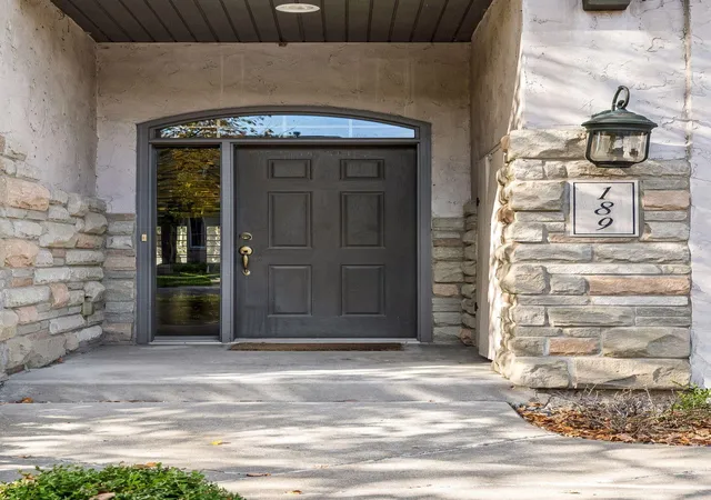 Photo 3 of Single family home for sale at 189 Stonebridge Ct, Saint Paul, MN 55118 | MLS# 7142382 | Listing updated on 2026-10-22