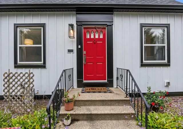 Photo 3 of Single family home for sale at 966 Eleanor Ave, Saint Paul, MN 55102 | MLS# 7142433 | Listing updated on 2026-09-21