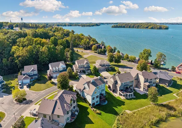 Photo 4 of Single family home for sale at 816 Beach Rd, Waconia, MN 55387 | MLS# 7142492 | Listing updated on 2026-09-19
