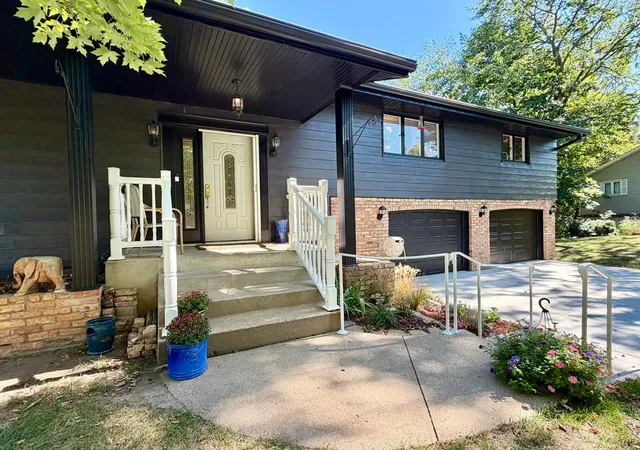 Photo 2 of Single family home for sale at 1609 Ridgewood Ln, Red Wing, MN 55066 | MLS# 7142523 | Listing updated on 2026-10-09