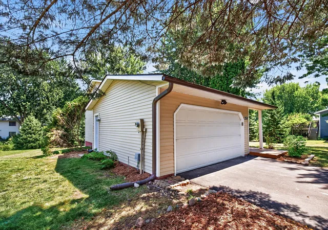 Photo 3 of Single family home for sale at 17550 Illinois Ct, Lakeville, MN 55044 | MLS# 7142528 | Listing updated on 2026-09-23