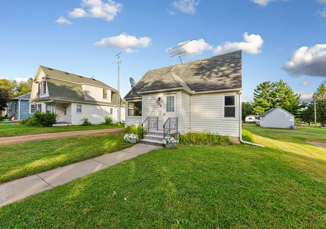 Photo 3 of Single family home for sale at 409 S 5th Street, Le Sueur, MN 56058 | MLS# 7142570 | Listing updated on 2026-09-22