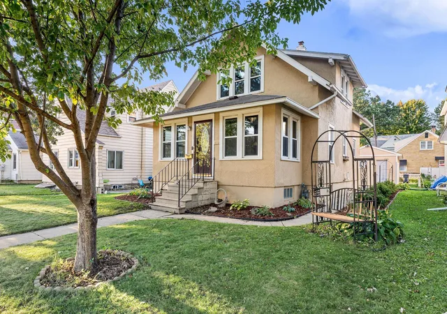 Photo 2 of Single family home for sale at 802 8th Avenue Nw, Austin, MN 55912 | MLS# 7142642 | Listing updated on 2026-10-04