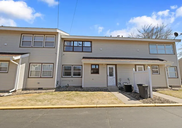 Photo 3 of Single family home for sale at 818 9th Street, Farmington, MN 55024 | MLS# 7142679 | Listing updated on 2026-09-12