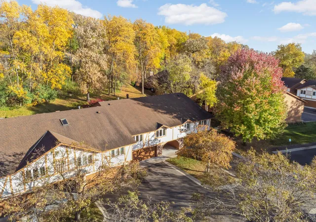 Photo 3 of Single family home for sale at 6913 Edenvale Blvd, Eden Prairie, MN 55346 | MLS# 7142697 | Listing updated on 2026-09-17