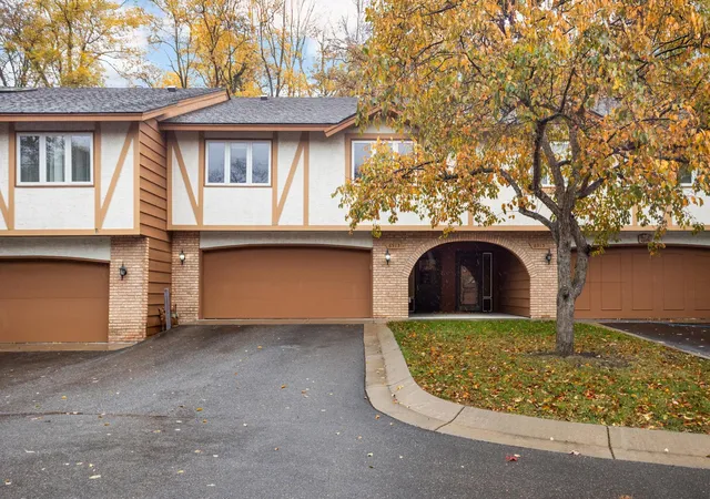 Photo 4 of Single family home for sale at 6913 Edenvale Blvd, Eden Prairie, MN 55346 | MLS# 7142697 | Listing updated on 2026-09-17