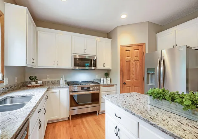Photo 4 of Single family home for sale at 924 36th Street W, Hastings, MN 55033 | MLS# 7142771 | Listing updated on 2026-10-07