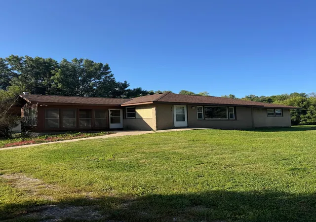 Photo 1 of Single family home for sale at 435 W Ottawa St, Le Center, MN 56057 | MLS# 7142928 | Listing updated on 2026-09-12