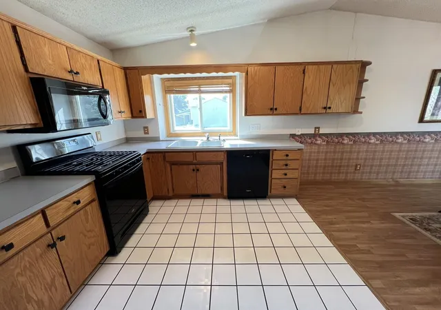 Photo 3 of Single family home for sale at 1508 Thistle Ln, Shakopee, MN 55379 | MLS# 7142982 | Listing updated on 2026-10-08