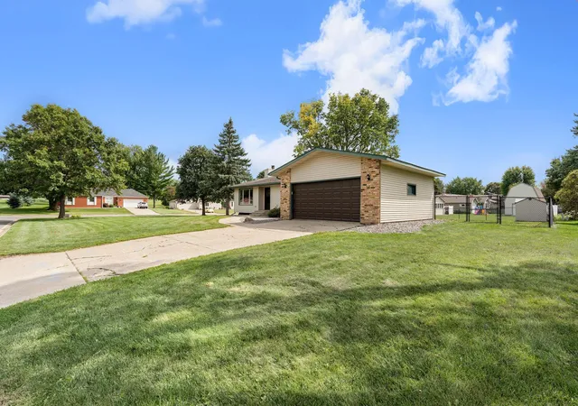 Photo 3 of Sale Pending at 1395 Oakwood Ln, Owatonna, MN 55060 | MLS# 7143072 | Listing updated on 2026-10-14