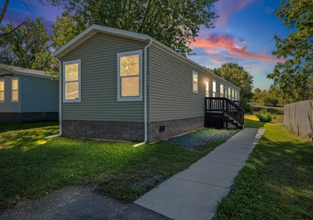 Photo 1 of Single family home for sale at 327 Cimarron, Lake Elmo, MN 55042 | MLS# 7143109 | Listing updated on 2026-09-22