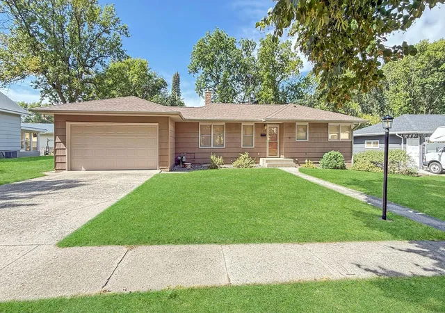 Photo 1 of Single family home for sale at 415 S 11th Street, Montevideo, MN 56265 | MLS# 7143152 | Listing updated on 2026-09-20