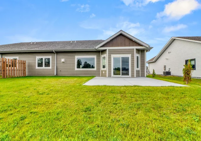 Photo 4 of Townhouse for sale at 830 Lake Forest Cir, Detroit Lakes, MN 56501 | MLS# 7143174 | Listing updated on 2026-09-12
