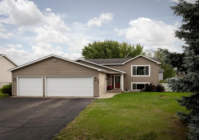 Photo 1 of Single family home for sale at 456 Braeburn Dr, Shakopee, MN 55379 | MLS# 7143176 | Listing updated on 2026-10-08
