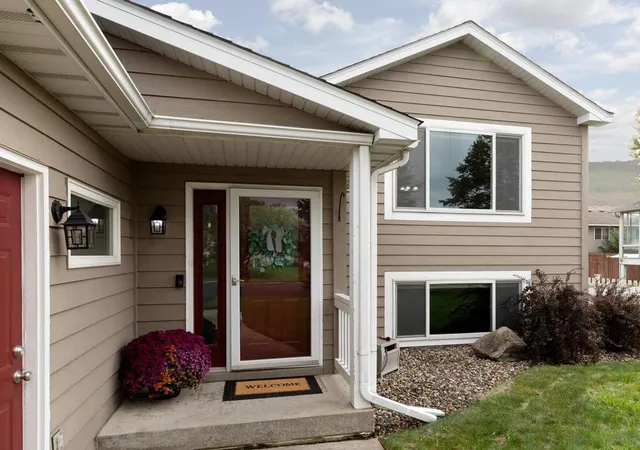 Photo 2 of Single family home for sale at 456 Braeburn Dr, Shakopee, MN 55379 | MLS# 7143176 | Listing updated on 2026-10-08