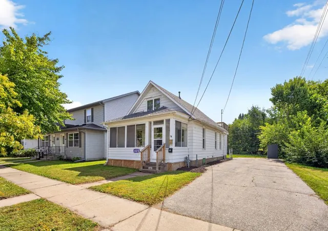 Photo 1 of Single family home for sale at 423 W Mark St, Winona, MN 55987 | MLS# 7143190 | Listing updated on 2026-10-01
