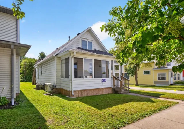 Photo 2 of Single family home for sale at 423 W Mark St, Winona, MN 55987 | MLS# 7143190 | Listing updated on 2026-10-01