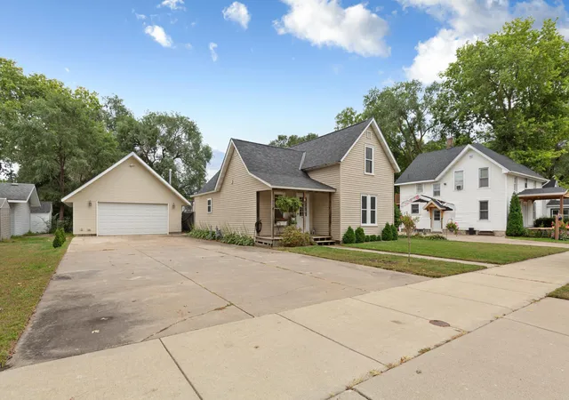 Photo 2 of Single family home for sale at 1221 Central Ave N, Faribault, MN 55021 | MLS# 7143272 | Listing updated on 2026-09-22