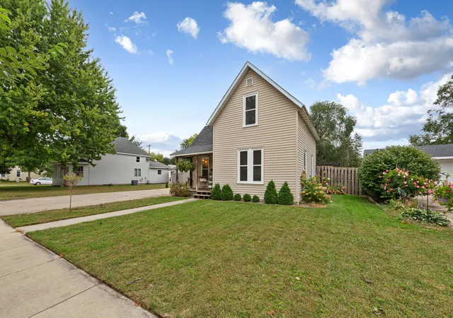Photo 4 of Single family home for sale at 1221 Central Ave N, Faribault, MN 55021 | MLS# 7143272 | Listing updated on 2026-09-22