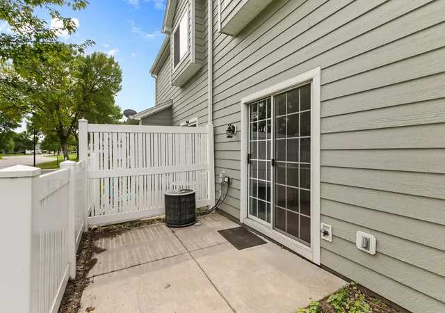 Photo 3 of Single family home for sale at 502 Mariner Way, Saint Paul, MN 55129 | MLS# 7143378 | Listing updated on 2026-10-01