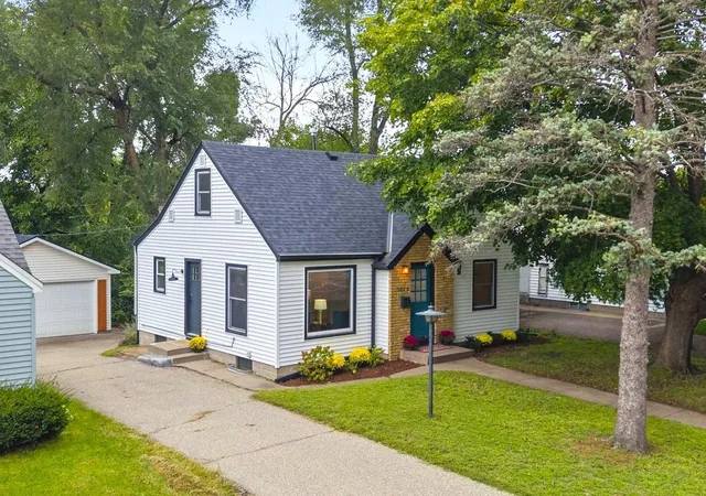 Photo 3 of Single family home for sale at 3024 Texas Ave S, Minneapolis, MN 55426 | MLS# 7143388 | Listing updated on 2026-10-07