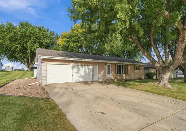 Photo 1 of Single family home for sale at 424 7th Avenue S, Brownton, MN 55312 | MLS# 7143411 | Listing updated on 2026-09-18